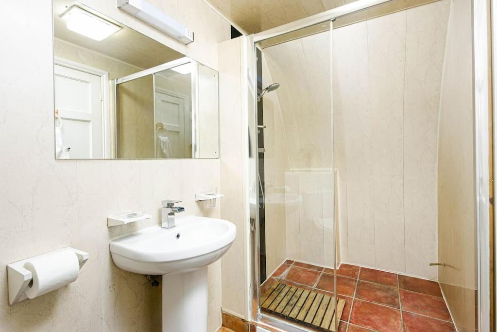 Unique 1 Bedroom Apartment-Bath Buitenkant foto